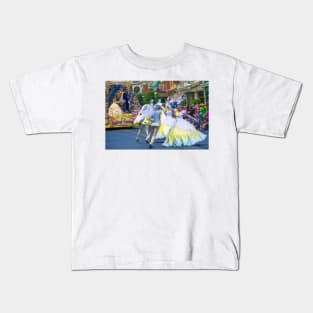 swan court Kids T-Shirt